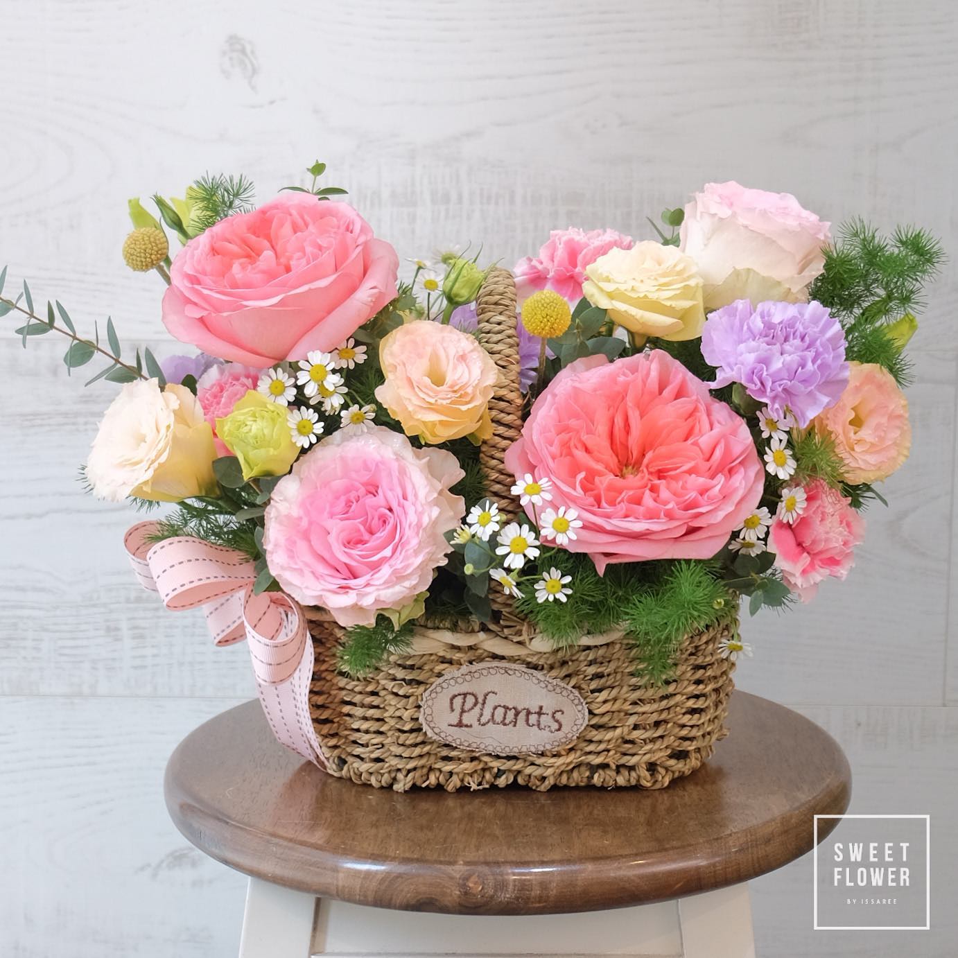 ตะกร้า พาสเทล หวาน ดอกไม้หลัก กุหลาบ คาร์เนชั่น เดซี่/มาร์กาเร็ต — ผลงานร้านดอกไม้ Sweetflower by Issaree