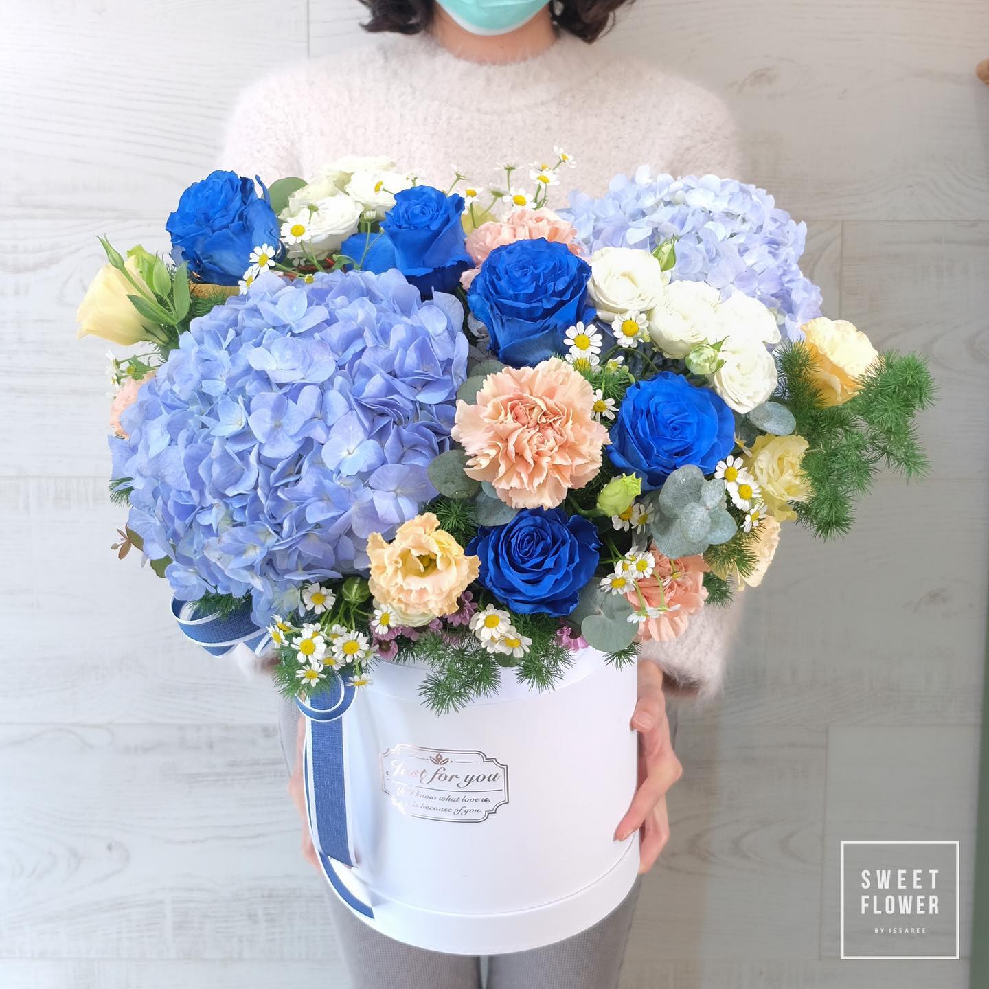 กล่อง ม่วง-ฟ้า หวาน ดอกไม้หลัก ไฮเดรนเยีย กุหลาบ คาร์เนชั่น — ผลงานร้านดอกไม้ Sweetflower by Issaree