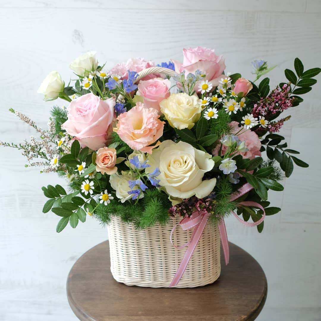 ตะกร้า พาสเทล หวาน ดอกไม้หลัก กุหลาบ เดซี่/มาร์กาเร็ต คาร์เนชั่น — ผลงานร้านดอกไม้ Sweetflower by Issaree — ภาพที่ 1 จาก 2