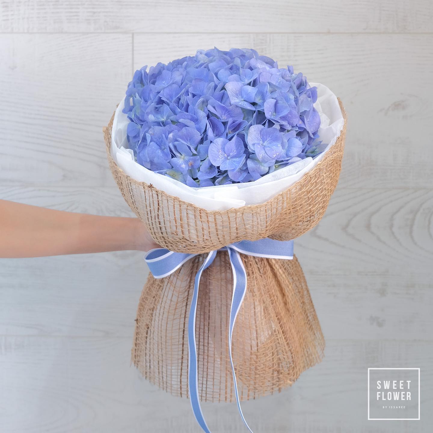 ช่อ ม่วง-ฟ้า หวาน ดอกไม้หลัก ไฮเดรนเยีย — ผลงานร้านดอกไม้ Sweetflower by Issaree — ภาพที่ 1 จาก 2