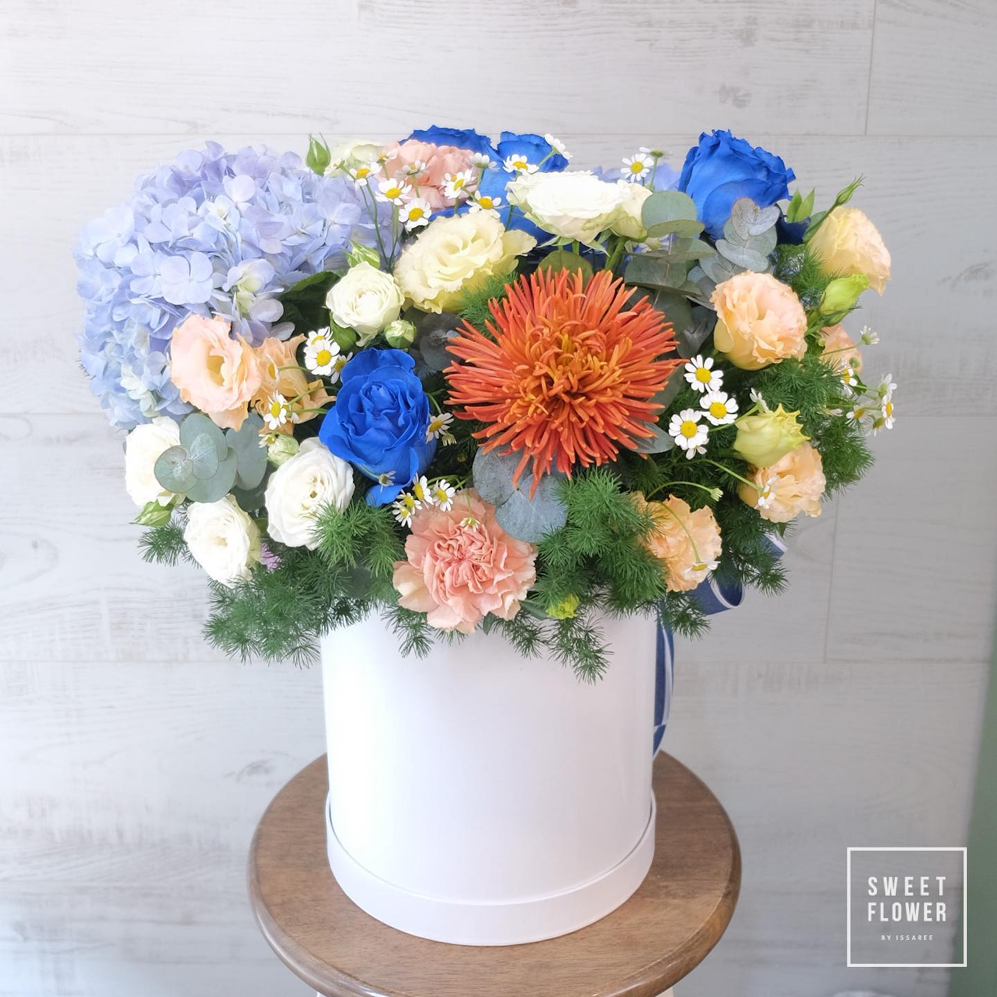 กล่อง ม่วง-ฟ้า หวาน ดอกไม้หลัก ไฮเดรนเยีย กุหลาบ คาร์เนชั่น — ผลงานร้านดอกไม้ Sweetflower by Issaree — ภาพที่ 2 จาก 4