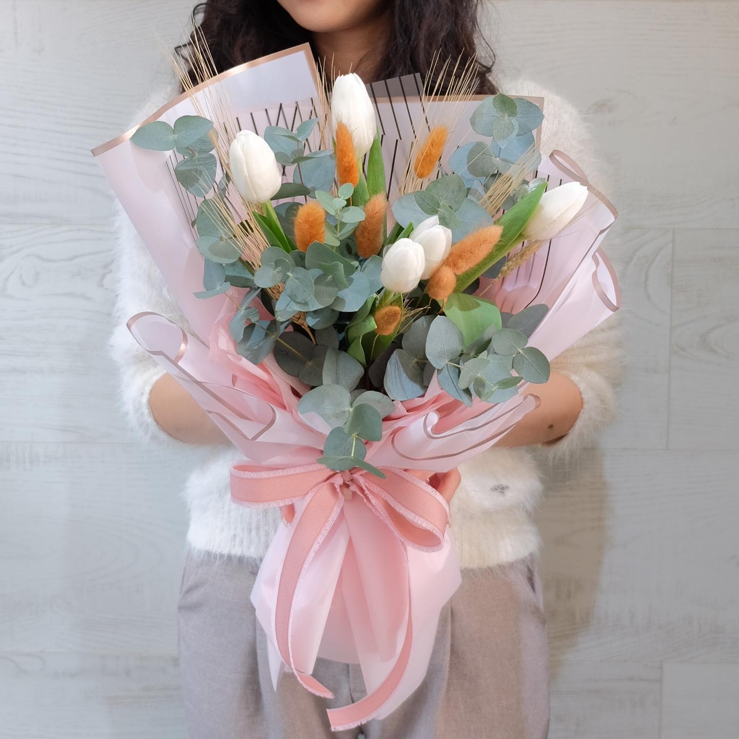ช่อ พาสเทล หวาน ดอกไม้หลัก ทิวลิป ยูคาลิปตัส/ใบไม้ — ผลงานร้านดอกไม้ Sweetflower by Issaree