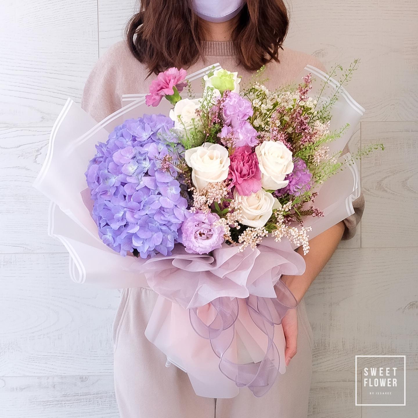 ช่อ ม่วง-ฟ้า หวาน ดอกไม้หลัก ไฮเดรนเยีย กุหลาบ คาร์เนชั่น — ผลงานร้านดอกไม้ Sweetflower by Issaree