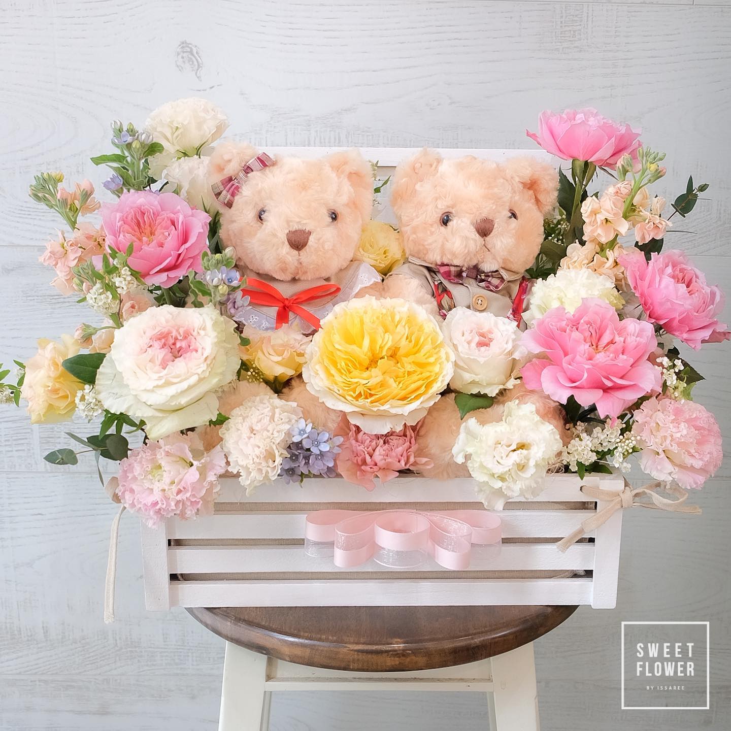 กล่อง พาสเทล สดใส ดอกไม้หลัก พีโอนี่ กุหลาบ คาร์เนชั่น — ผลงานร้านดอกไม้ Sweetflower by Issaree