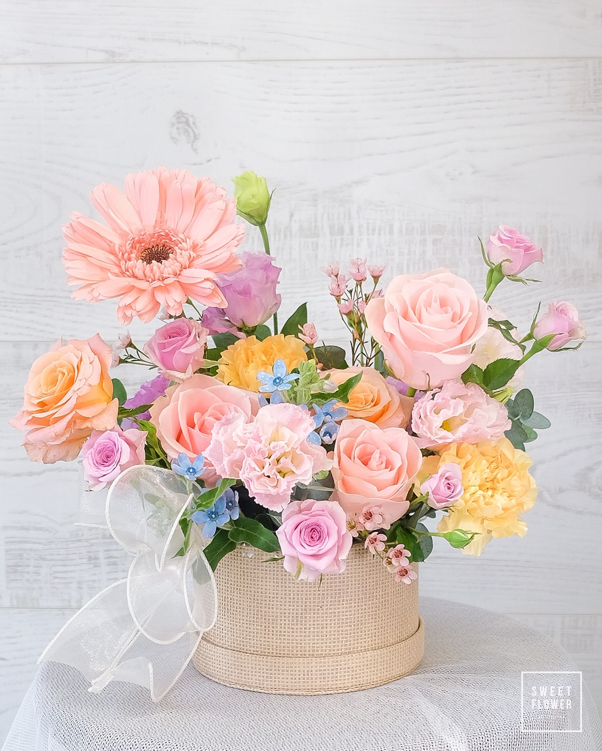 กล่อง พาสเทล หวาน ดอกไม้หลัก กุหลาบ เยอบีร่า คาร์เนชั่น — ผลงานร้านดอกไม้ Sweetflower by Issaree — ภาพที่ 1 จาก 2