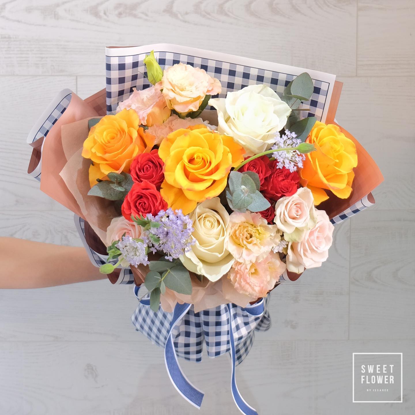 ช่อ เหลือง-ส้ม หวาน ดอกไม้หลัก กุหลาบ ลิลลี่ ยูคาลิปตัส/ใบไม้ — ผลงานร้านดอกไม้ Sweetflower by Issaree