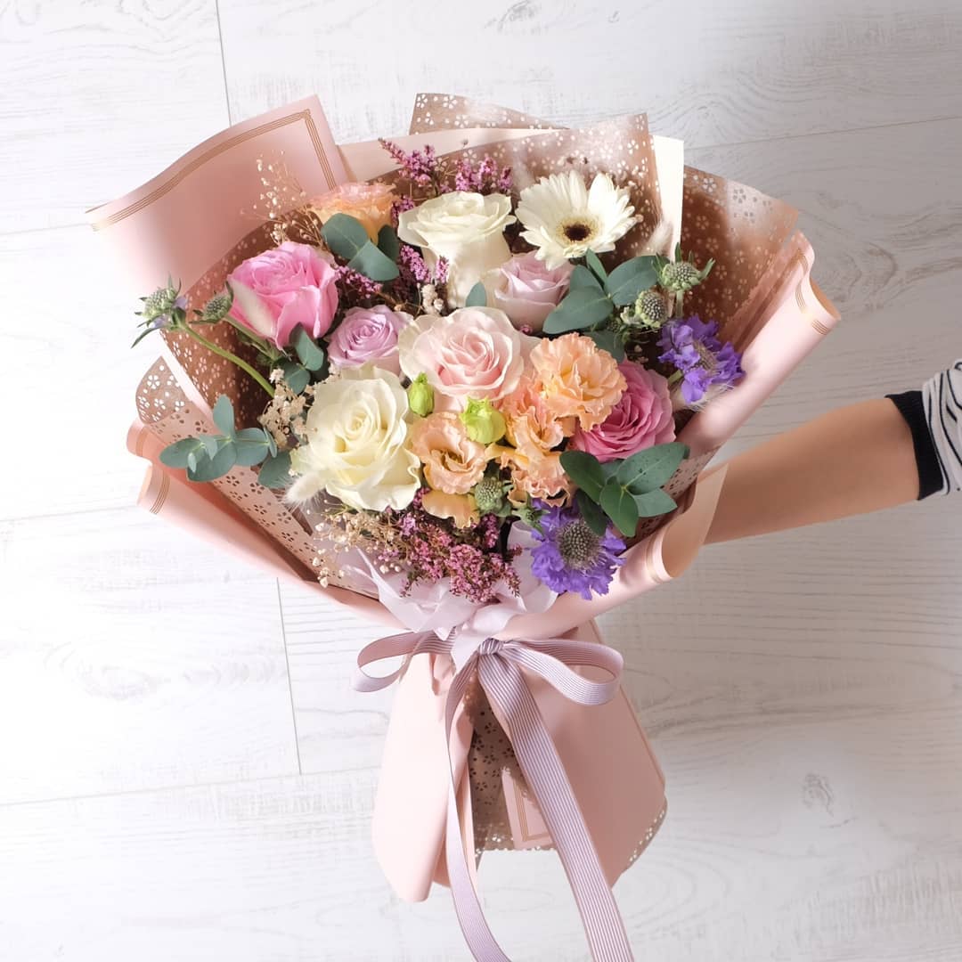 ช่อ พาสเทล หวาน ดอกไม้หลัก กุหลาบ คาร์เนชั่น เดซี่/มาร์กาเร็ต — ผลงานร้านดอกไม้ Sweetflower by Issaree — ภาพที่ 2 จาก 2