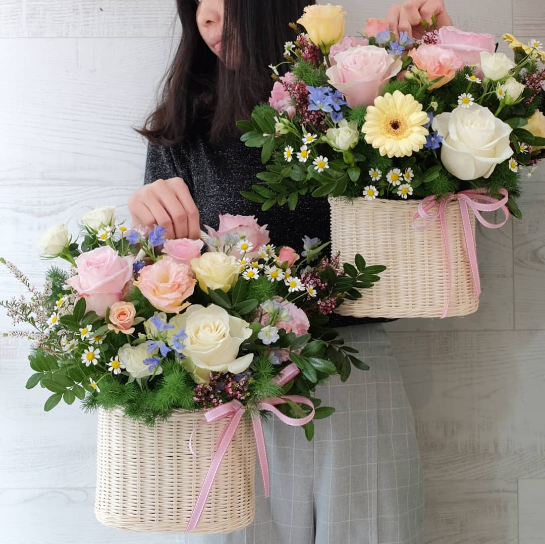 ตะกร้า พาสเทล หวาน ดอกไม้หลัก กุหลาบ เดซี่/มาร์กาเร็ต คาร์เนชั่น — ผลงานร้านดอกไม้ Sweetflower by Issaree