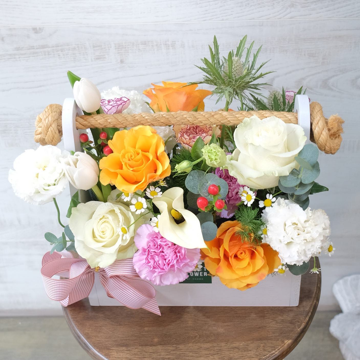 กล่อง เหลือง-ส้ม หวาน ดอกไม้หลัก กุหลาบ ทิวลิป คาร์เนชั่น — ผลงานร้านดอกไม้ Sweetflower by Issaree