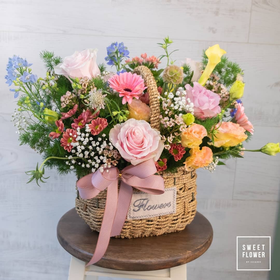 ตะกร้า หลากสี หวาน ดอกไม้หลัก กุหลาบ คาร์เนชั่น ลิลลี่ — ผลงานร้านดอกไม้ Sweetflower by Issaree — ภาพที่ 2 จาก 4