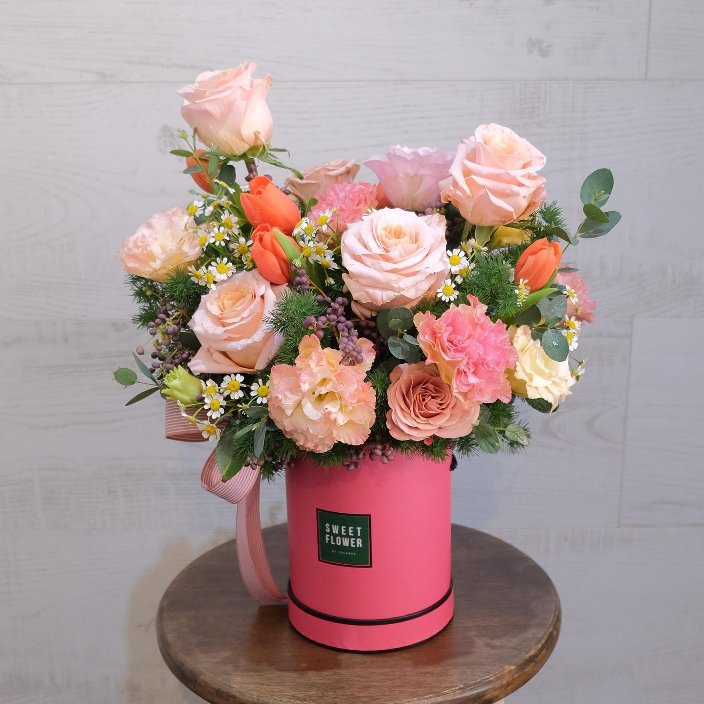 กล่อง พาสเทล หวาน ดอกไม้หลัก กุหลาบ ทิวลิป คาร์เนชั่น — ผลงานร้านดอกไม้ Sweetflower by Issaree — ภาพที่ 1 จาก 5