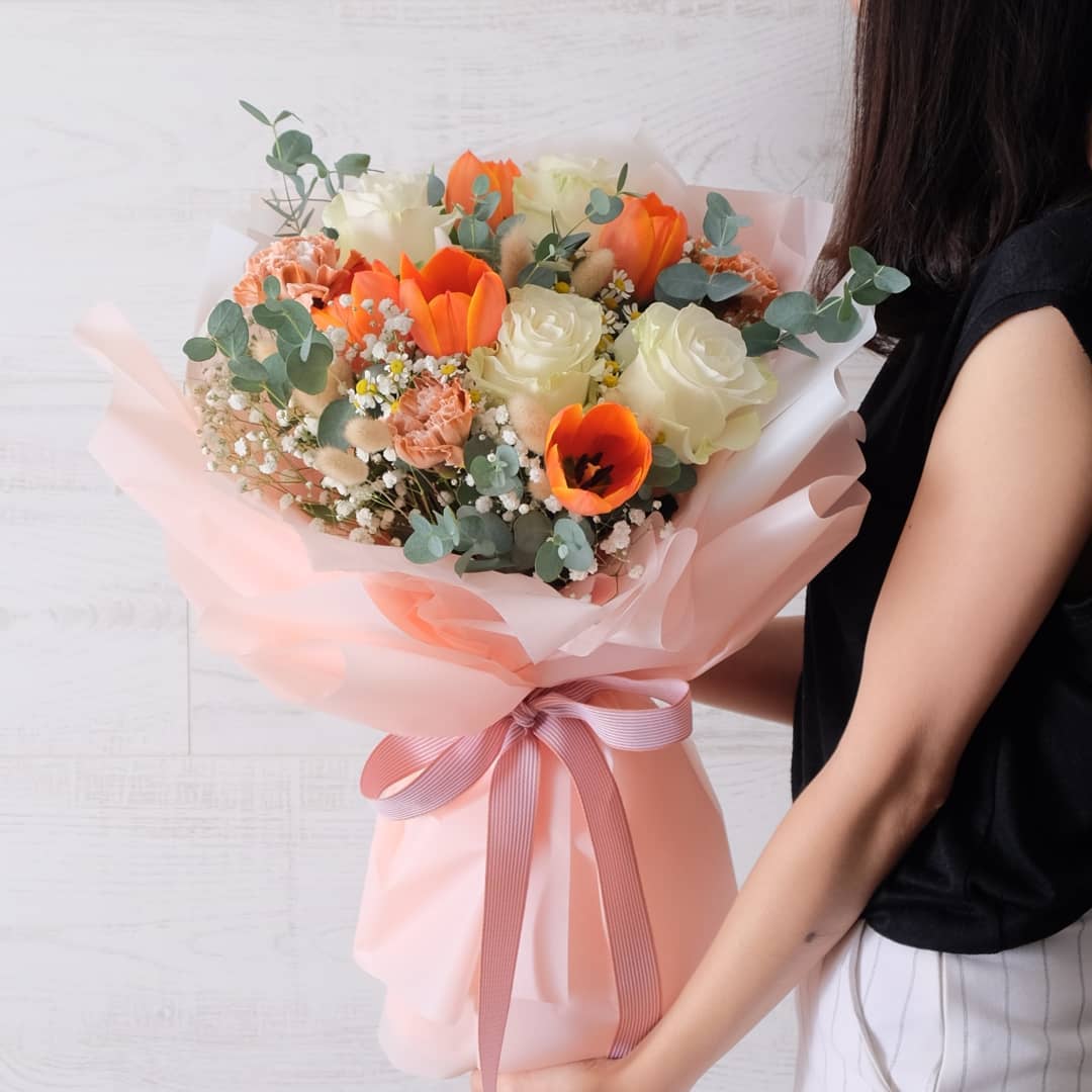 ช่อ เหลือง-ส้ม หวาน ดอกไม้หลัก ทิวลิป กุหลาบ คาร์เนชั่น — ผลงานร้านดอกไม้ Sweetflower by Issaree