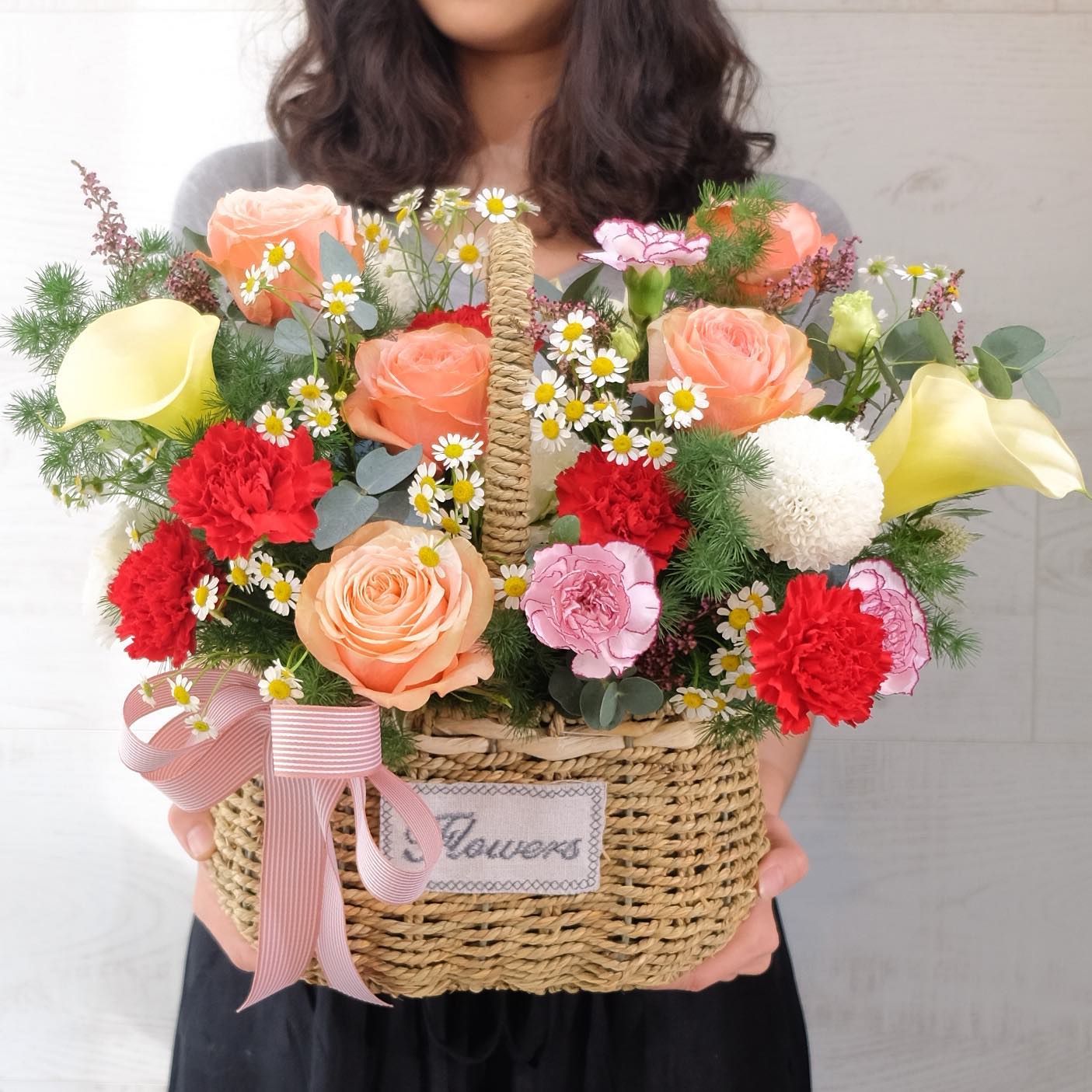 ตะกร้า หลากสี หวาน ดอกไม้หลัก กุหลาบ คาร์เนชั่น เดซี่/มาร์กาเร็ต — ผลงานร้านดอกไม้ Sweetflower by Issaree — ภาพที่ 2 จาก 4