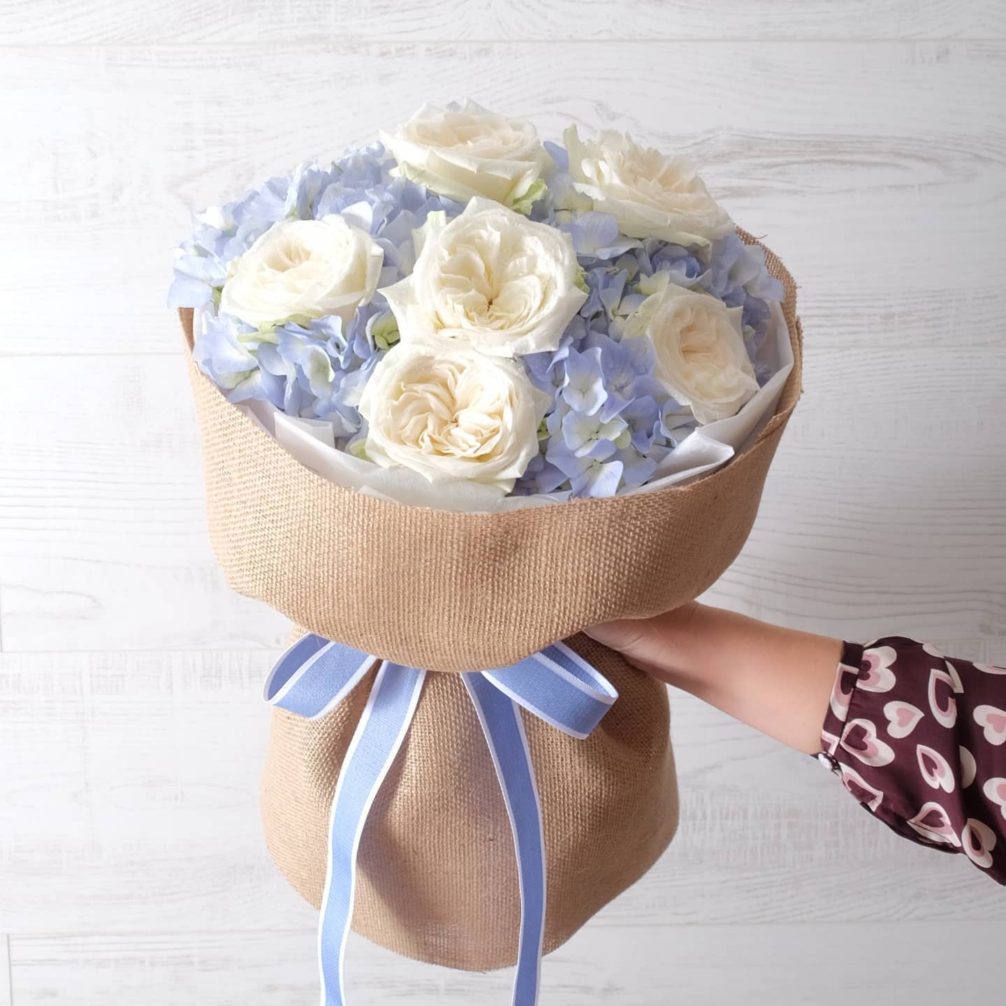 ช่อ ม่วง-ฟ้า หวาน ดอกไม้หลัก กุหลาบ ไฮเดรนเยีย — ผลงานร้านดอกไม้ Sweetflower by Issaree