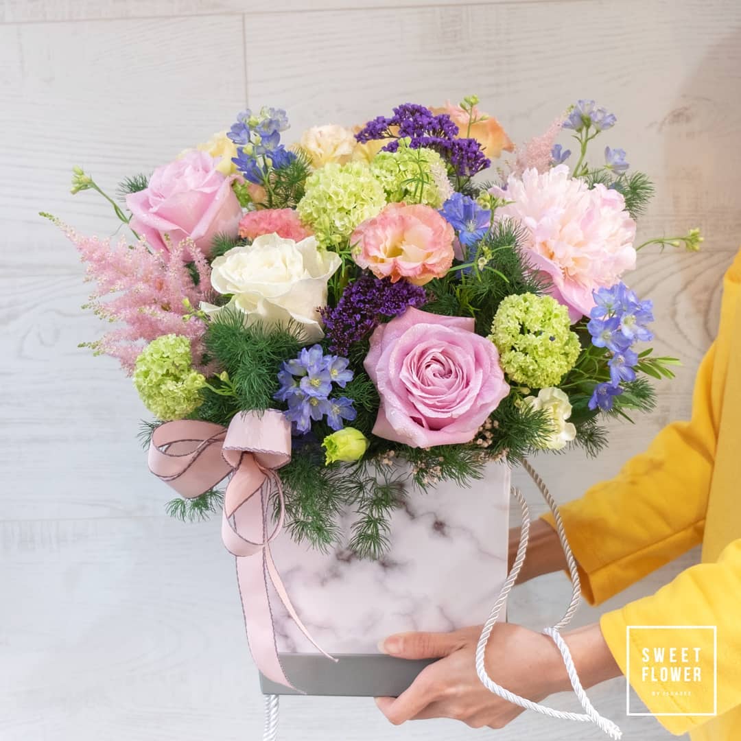กล่อง หลากสี หวาน ดอกไม้หลัก กุหลาบ คาร์เนชั่น ไฮเดรนเยีย — ผลงานร้านดอกไม้ Sweetflower by Issaree