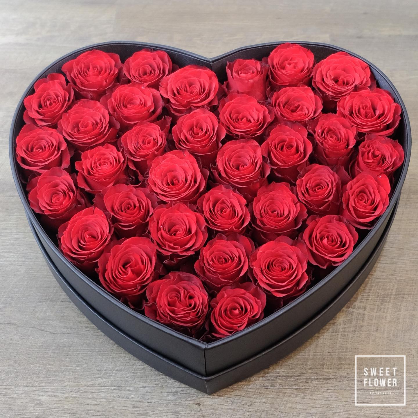 กล่อง แดงโรแมนติก คลาสสิก ดอกไม้หลัก กุหลาบ — ผลงานร้านดอกไม้ Sweetflower by Issaree