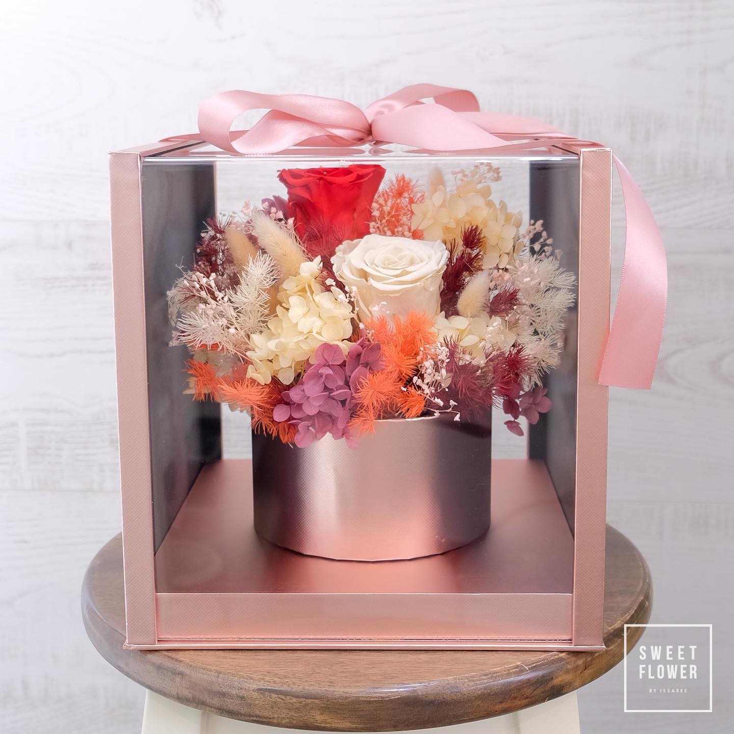 กล่อง หลากสี ดอกไม้หลัก กุหลาบ ไฮเดรนเยีย ดอกไม้แห้ง — ผลงานร้านดอกไม้ Sweetflower by Issaree — ภาพที่ 1 จาก 7