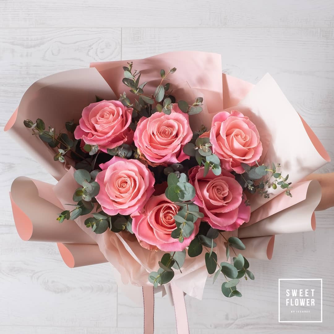 ช่อ แดงโรแมนติก หวาน ดอกไม้หลัก กุหลาบ ยูคาลิปตัส/ใบไม้ — ผลงานร้านดอกไม้ Sweetflower by Issaree — ภาพที่ 1 จาก 3