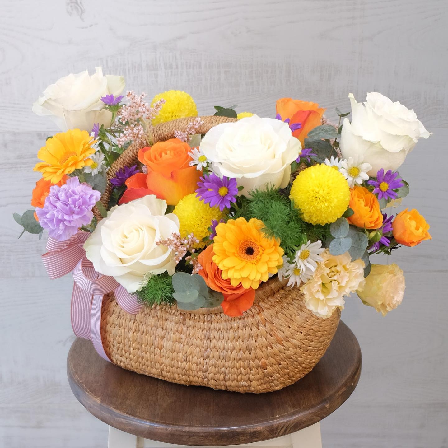 ตะกร้า หลากสี หวาน ดอกไม้หลัก กุหลาบ เบญจมาศ/มัม คาร์เนชั่น — ผลงานร้านดอกไม้ Sweetflower by Issaree