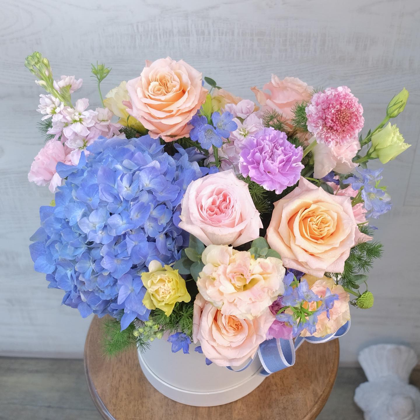 กล่อง หลากสี หวาน ดอกไม้หลัก กุหลาบ ไฮเดรนเยีย คาร์เนชั่น — ผลงานร้านดอกไม้ Sweetflower by Issaree — ภาพที่ 1 จาก 4