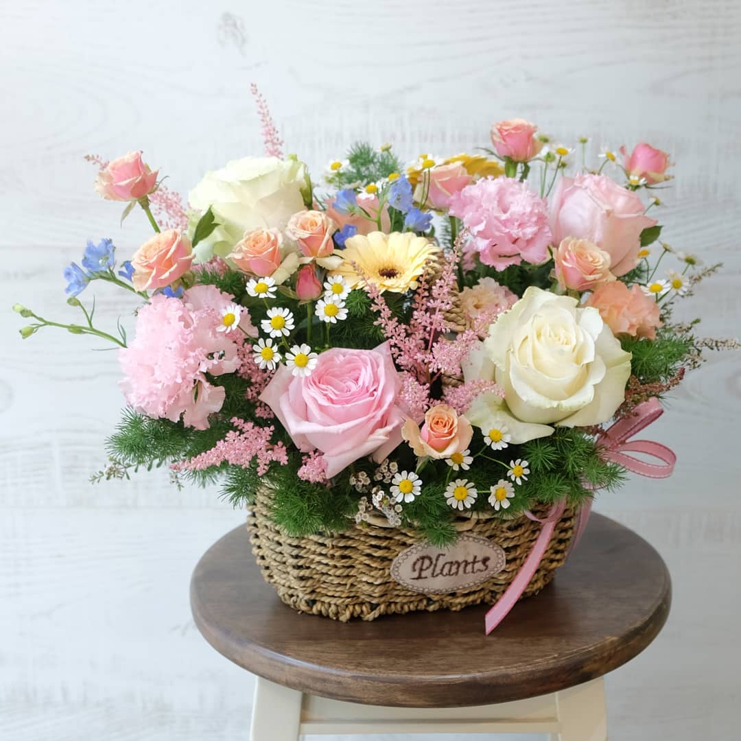 ตะกร้า พาสเทล หวาน ดอกไม้หลัก กุหลาบ คาร์เนชั่น เดซี่/มาร์กาเร็ต — ผลงานร้านดอกไม้ Sweetflower by Issaree