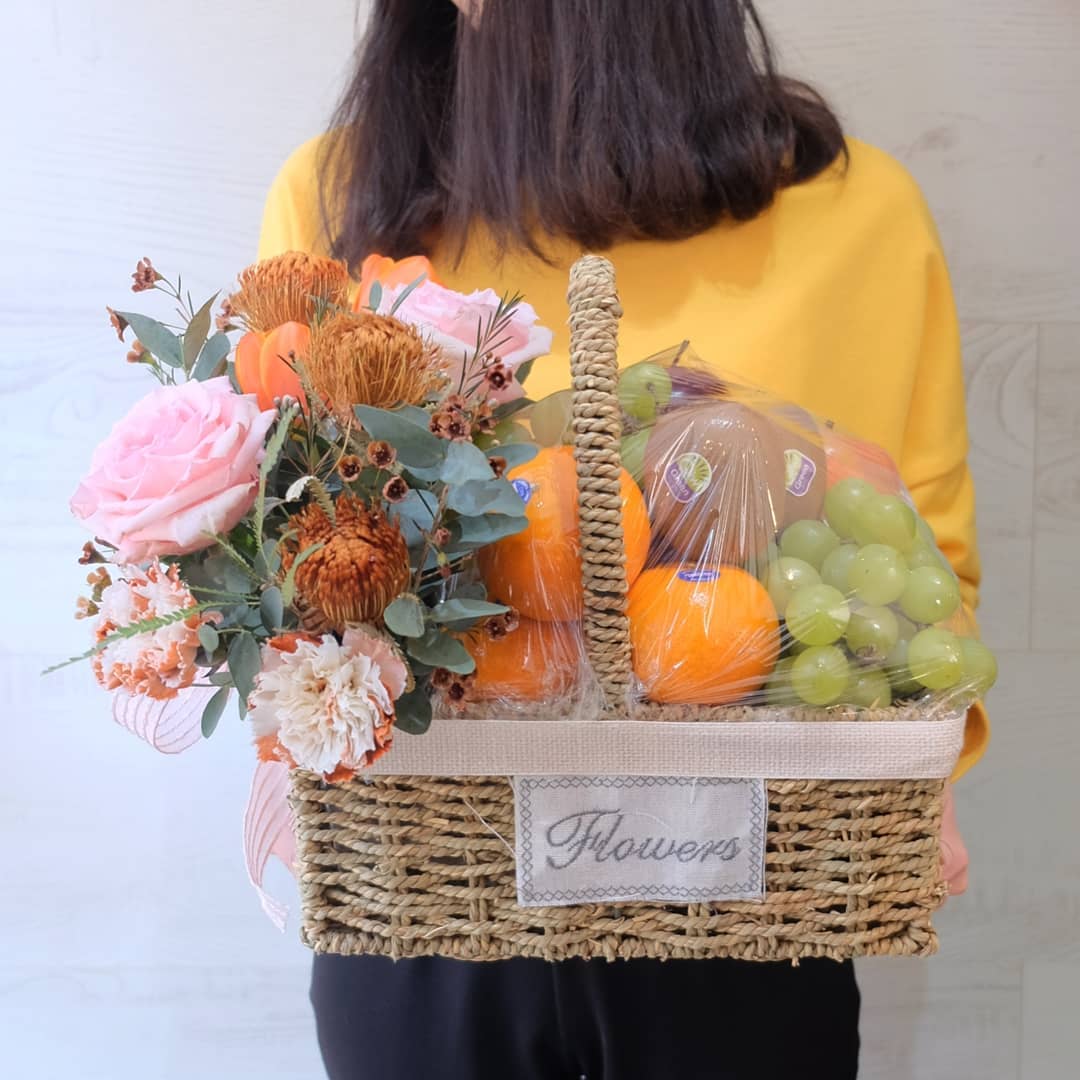 ตะกร้า เหลือง-ส้ม หวาน ดอกไม้หลัก กุหลาบ โปรตีอา คาร์เนชั่น — ผลงานร้านดอกไม้ Sweetflower by Issaree — ภาพที่ 1 จาก 1