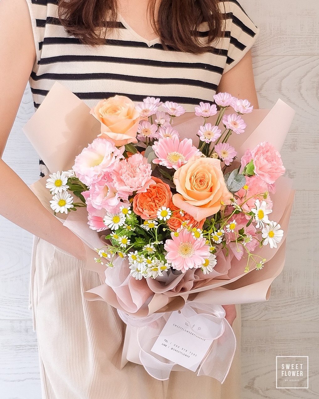 ช่อ เหลือง-ส้ม หวาน ดอกไม้หลัก เยอบีร่า กุหลาบ คาร์เนชั่น — ผลงานร้านดอกไม้ Sweetflower by Issaree
