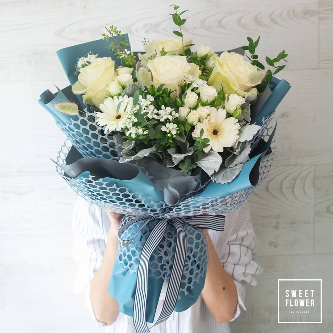 ช่อ ขาว-เขียว หวาน ดอกไม้หลัก กุหลาบ เดซี่/มาร์กาเร็ต คาร์เนชั่น — ผลงานร้านดอกไม้ Sweetflower by Issaree