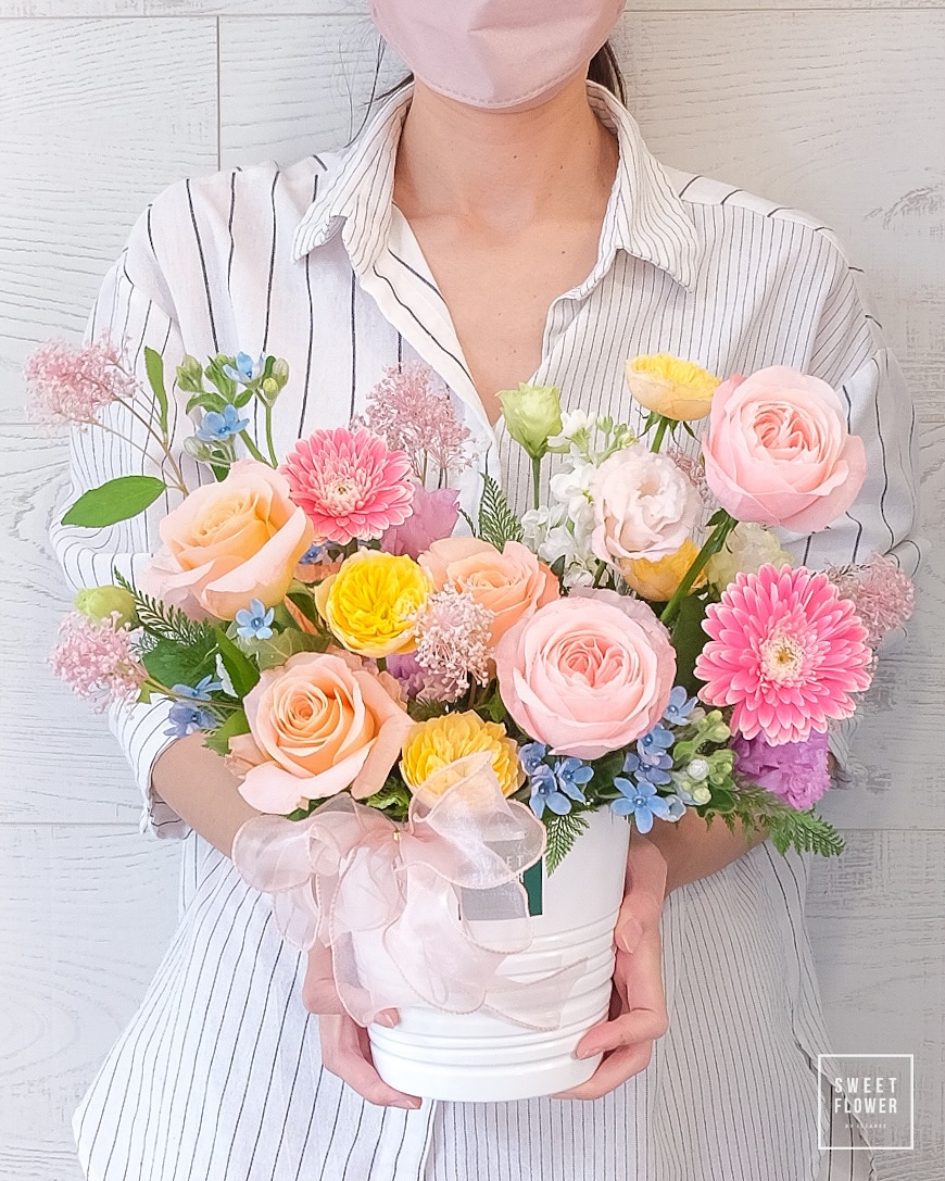 แจกัน พาสเทล หวาน ดอกไม้หลัก กุหลาบ เยอบีร่า คาร์เนชั่น — ผลงานร้านดอกไม้ Sweetflower by Issaree — ภาพที่ 1 จาก 2