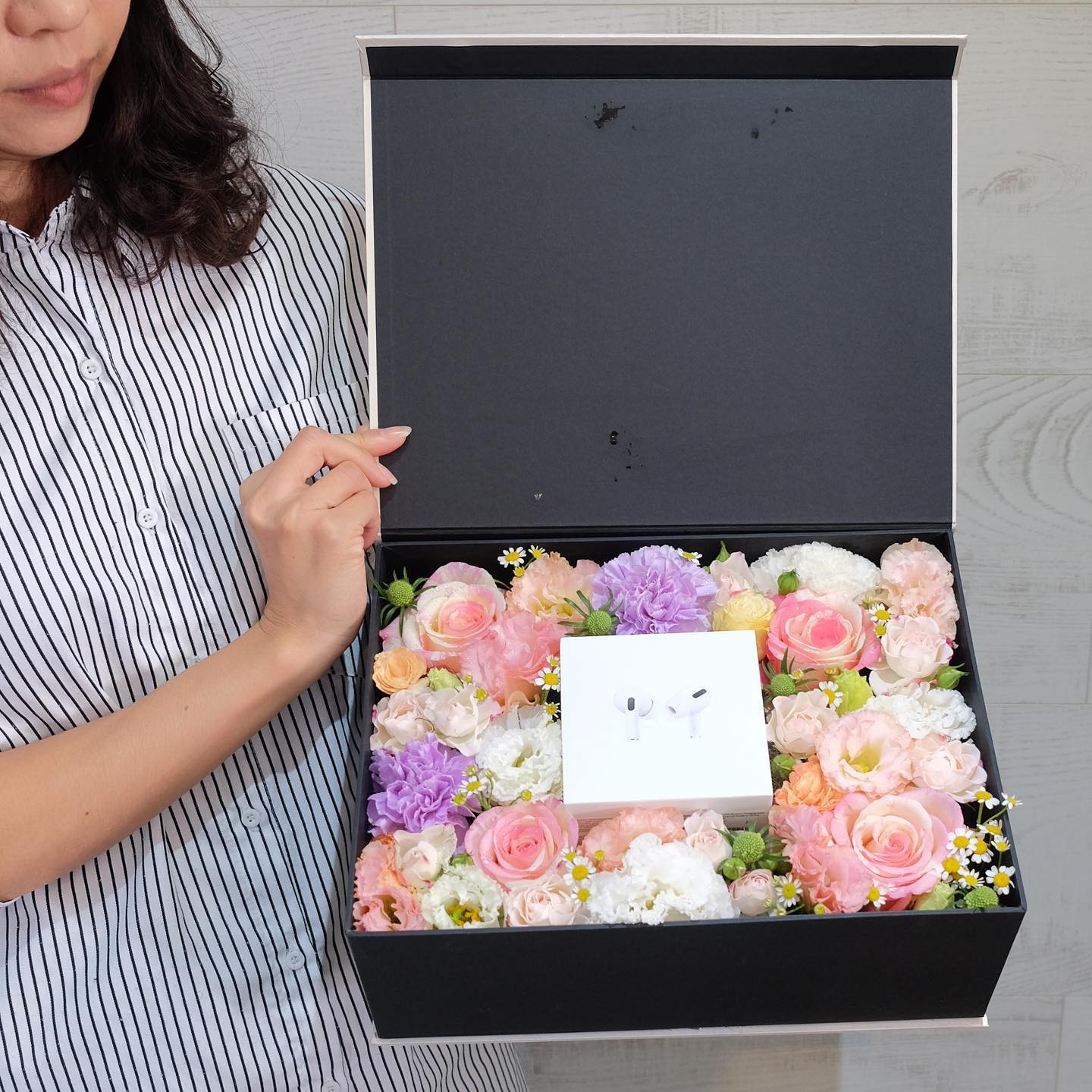 กล่อง พาสเทล หวาน ดอกไม้หลัก กุหลาบ คาร์เนชั่น เดซี่/มาร์กาเร็ต — ผลงานร้านดอกไม้ Sweetflower by Issaree — ภาพที่ 2 จาก 4