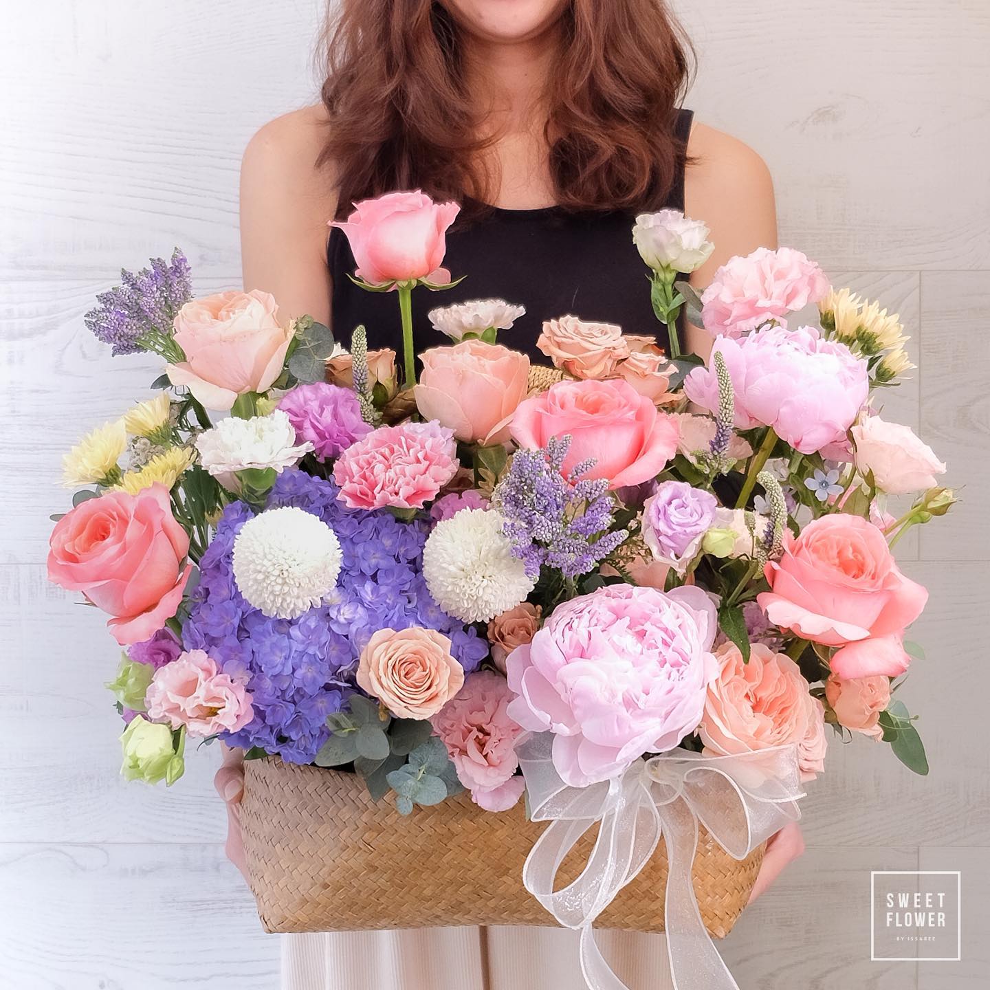 ตะกร้า หลากสี หวาน ดอกไม้หลัก กุหลาบ พีโอนี่ ไฮเดรนเยีย — ผลงานร้านดอกไม้ Sweetflower by Issaree