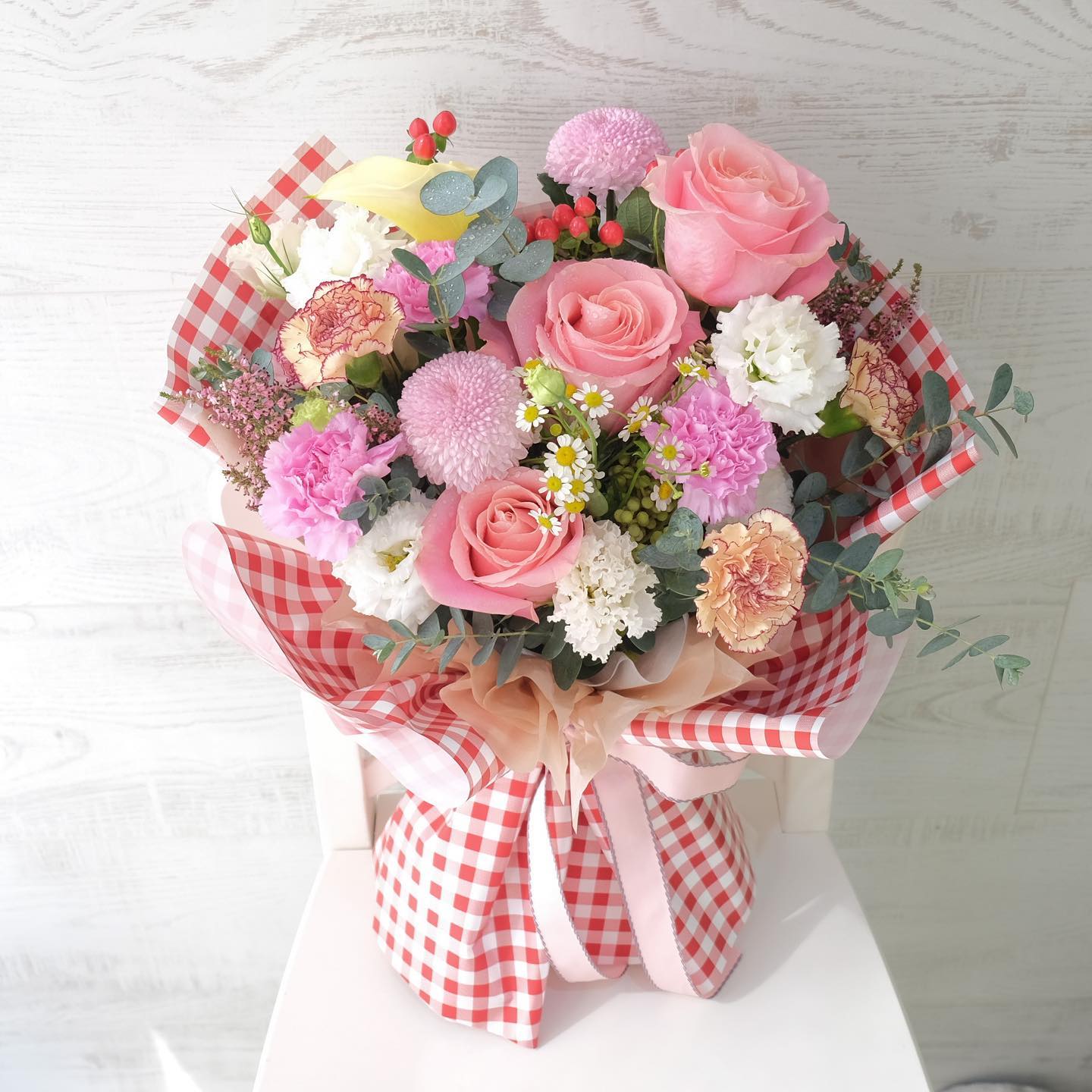 กล่อง พาสเทล สดใส ดอกไม้หลัก กุหลาบ คาร์เนชั่น เบญจมาศ/มัม — ผลงานร้านดอกไม้ Sweetflower by Issaree