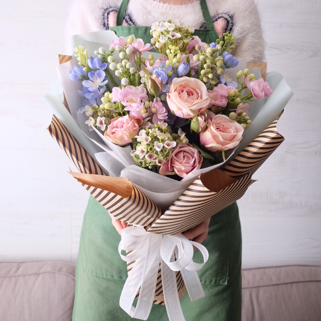 ช่อ พาสเทล หวาน ดอกไม้หลัก กุหลาบ คาร์เนชั่น เบบี้บรีธ/ยิปโซ — ผลงานร้านดอกไม้ Sweetflower by Issaree