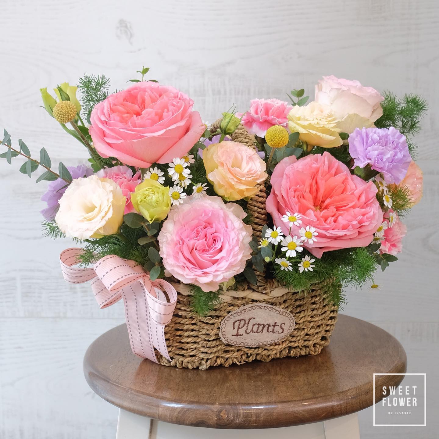 ตะกร้า พาสเทล หวาน ดอกไม้หลัก กุหลาบ คาร์เนชั่น เดซี่/มาร์กาเร็ต — ผลงานร้านดอกไม้ Sweetflower by Issaree — ภาพที่ 2 จาก 5