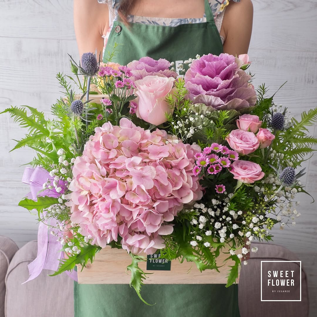 กล่อง พาสเทล หวาน ดอกไม้หลัก ไฮเดรนเยีย กุหลาบ คาร์เนชั่น — ผลงานร้านดอกไม้ Sweetflower by Issaree