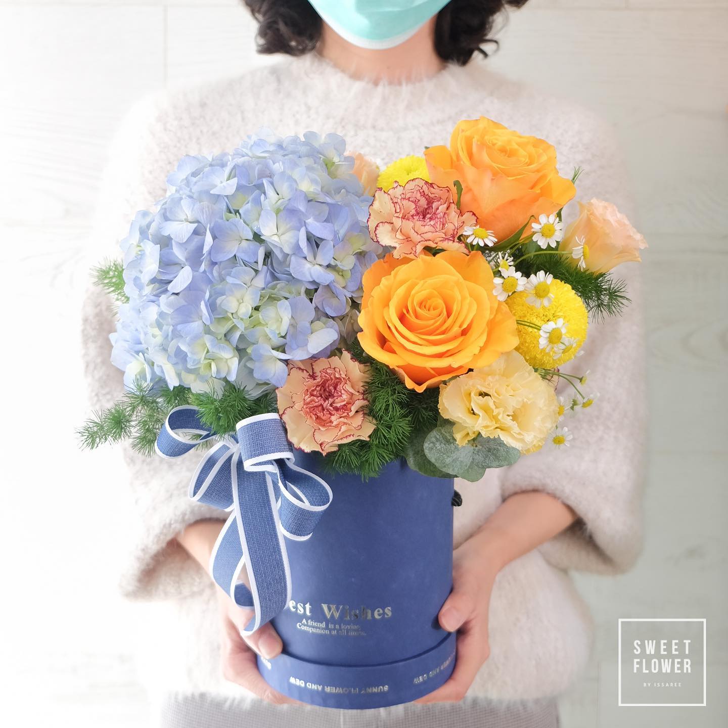 กล่อง ม่วง-ฟ้า หวาน ดอกไม้หลัก ไฮเดรนเยีย กุหลาบ คาร์เนชั่น — ผลงานร้านดอกไม้ Sweetflower by Issaree — ภาพที่ 1 จาก 2