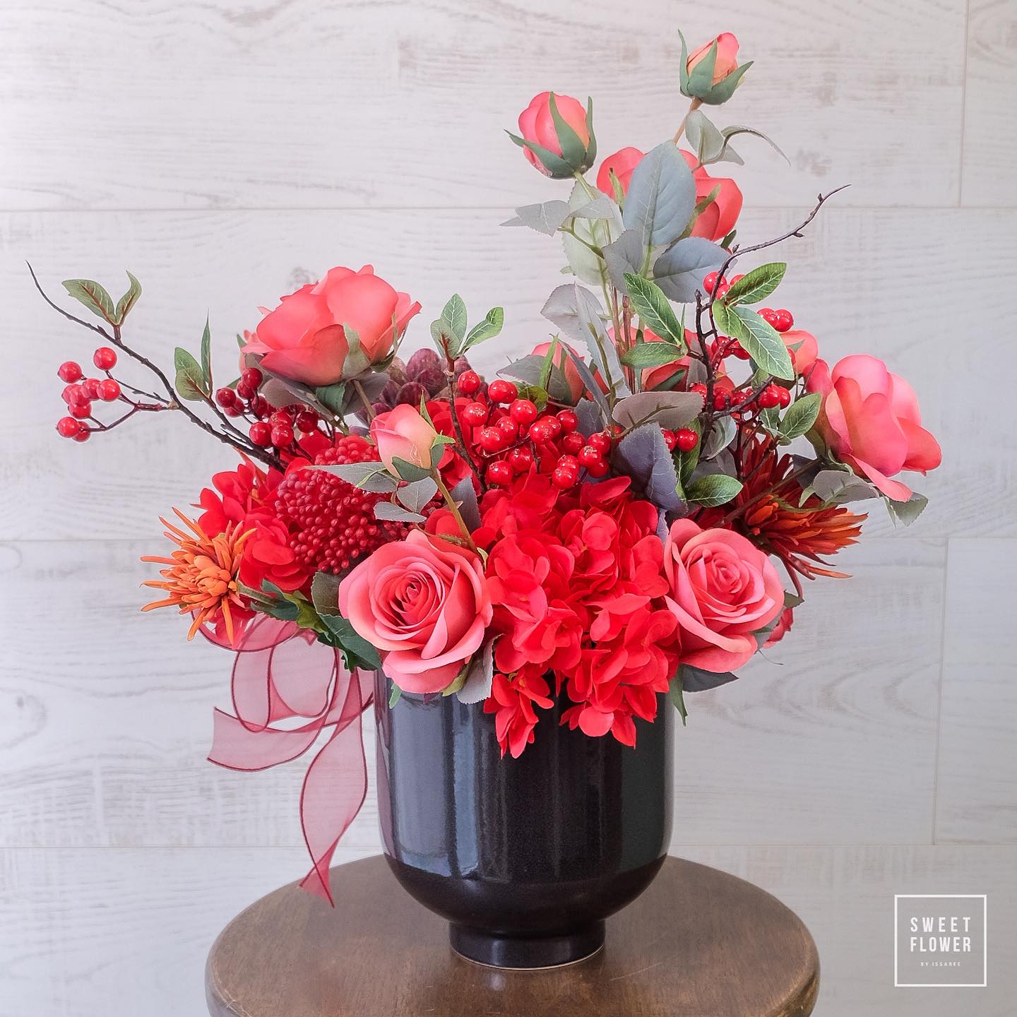 แจกัน แดงโรแมนติก ดอกไม้หลัก กุหลาบ คาร์เนชั่น โปรตีอา — ผลงานร้านดอกไม้ Sweetflower by Issaree — ภาพที่ 1 จาก 2
