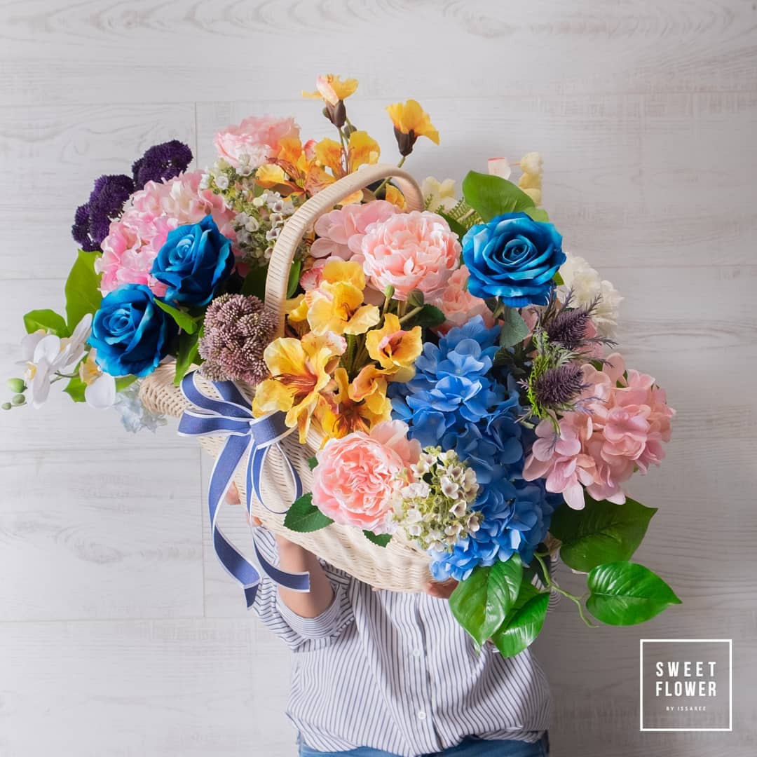 ตะกร้า หลากสี หวาน ดอกไม้หลัก กุหลาบ ไฮเดรนเยีย คาร์เนชั่น — ผลงานร้านดอกไม้ Sweetflower by Issaree — ภาพที่ 1 จาก 4