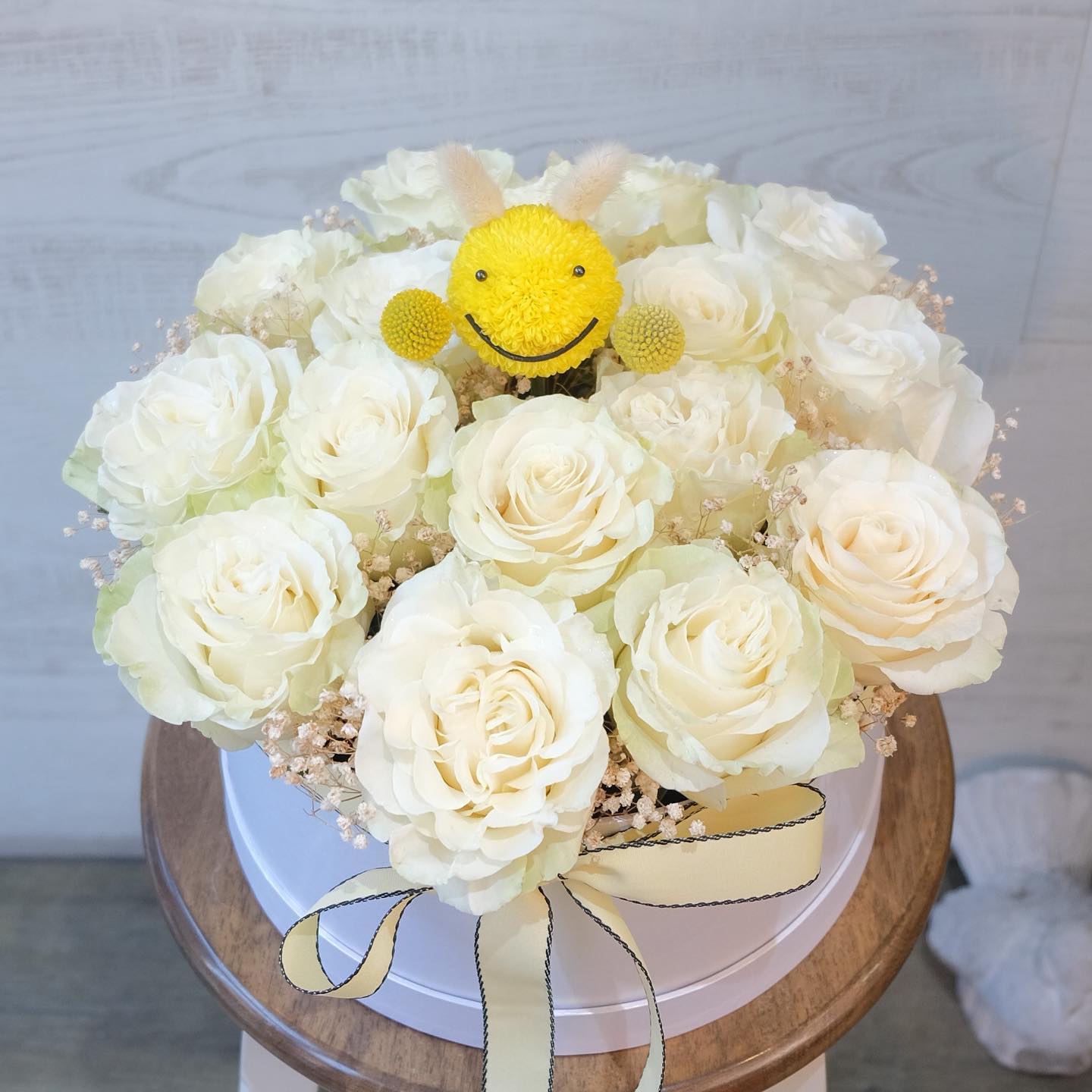 กล่อง เหลือง-ส้ม สดใส ดอกไม้หลัก กุหลาบ เบญจมาศ/มัม — ผลงานร้านดอกไม้ Sweetflower by Issaree