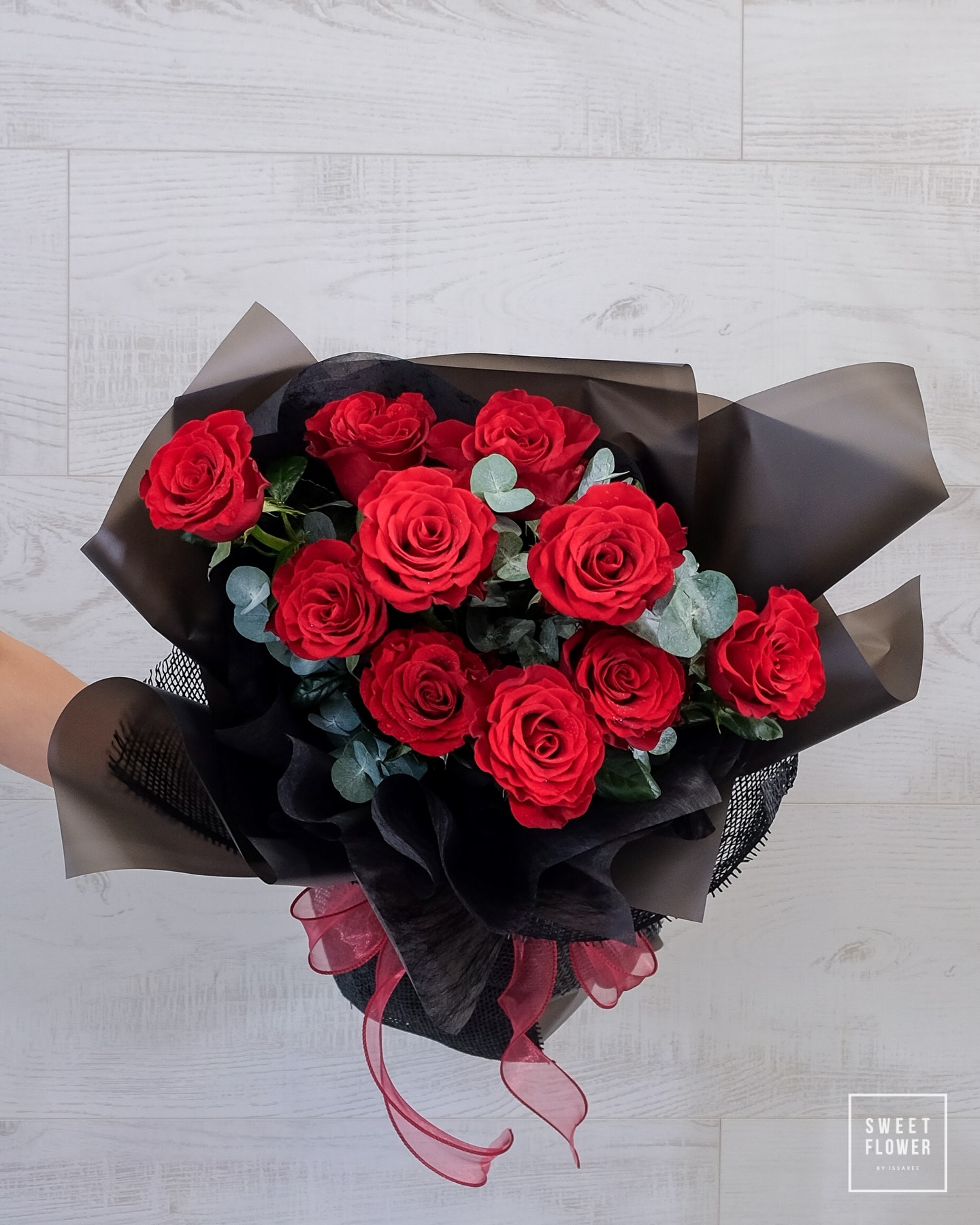 ช่อ แดงโรแมนติก คลาสสิก ดอกไม้หลัก กุหลาบ ยูคาลิปตัส/ใบไม้ — ผลงานร้านดอกไม้ Sweetflower by Issaree