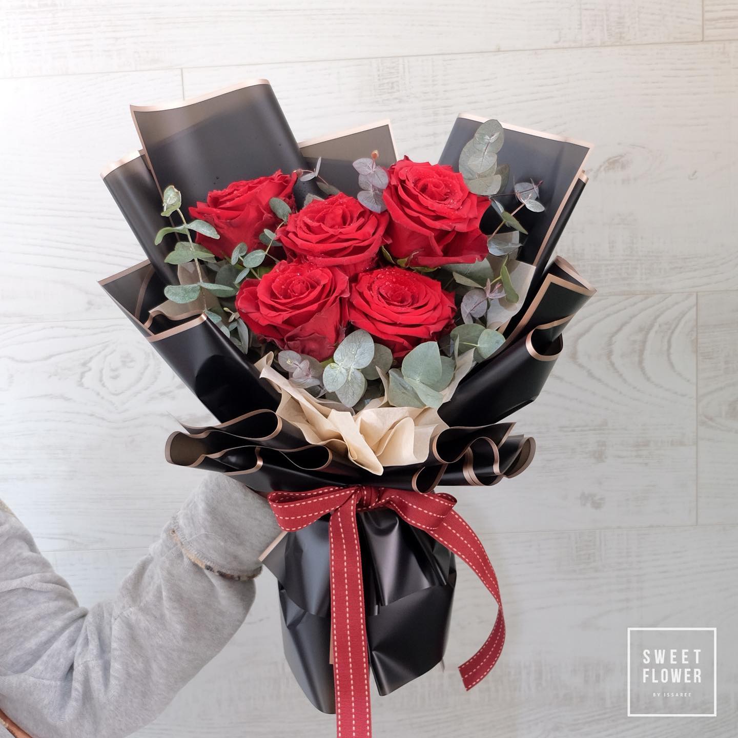 ช่อ แดงโรแมนติก ดอกไม้หลัก กุหลาบ ยูคาลิปตัส/ใบไม้ — ผลงานร้านดอกไม้ Sweetflower by Issaree