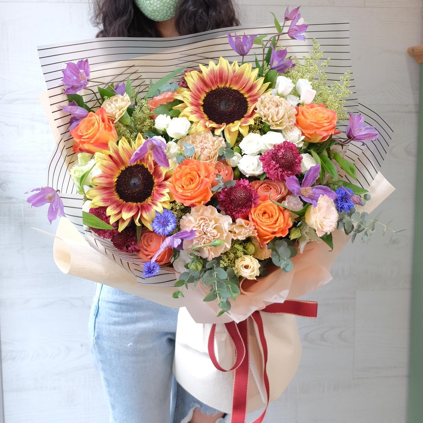 ช่อ เหลือง-ส้ม สดใส ดอกไม้หลัก ทานตะวัน กุหลาบ คาร์เนชั่น — ผลงานร้านดอกไม้ Sweetflower by Issaree