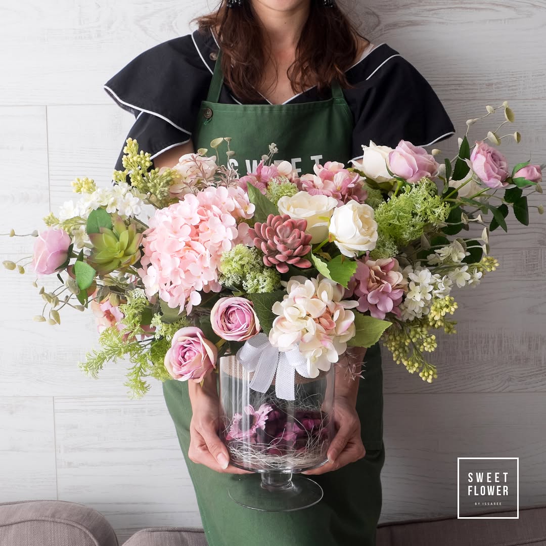 แจกัน พาสเทล หวาน ดอกไม้หลัก กุหลาบ ไฮเดรนเยีย คาร์เนชั่น — ผลงานร้านดอกไม้ Sweetflower by Issaree — ภาพที่ 2 จาก 4