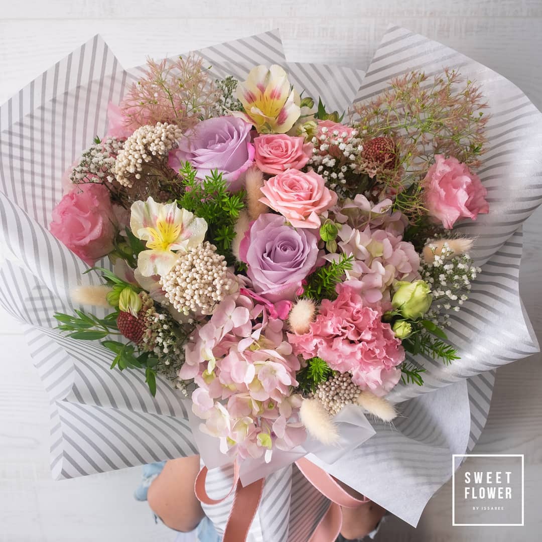 ช่อ พาสเทล หวาน ดอกไม้หลัก กุหลาบ ไฮเดรนเยีย คาร์เนชั่น — ผลงานร้านดอกไม้ Sweetflower by Issaree — ภาพที่ 2 จาก 4