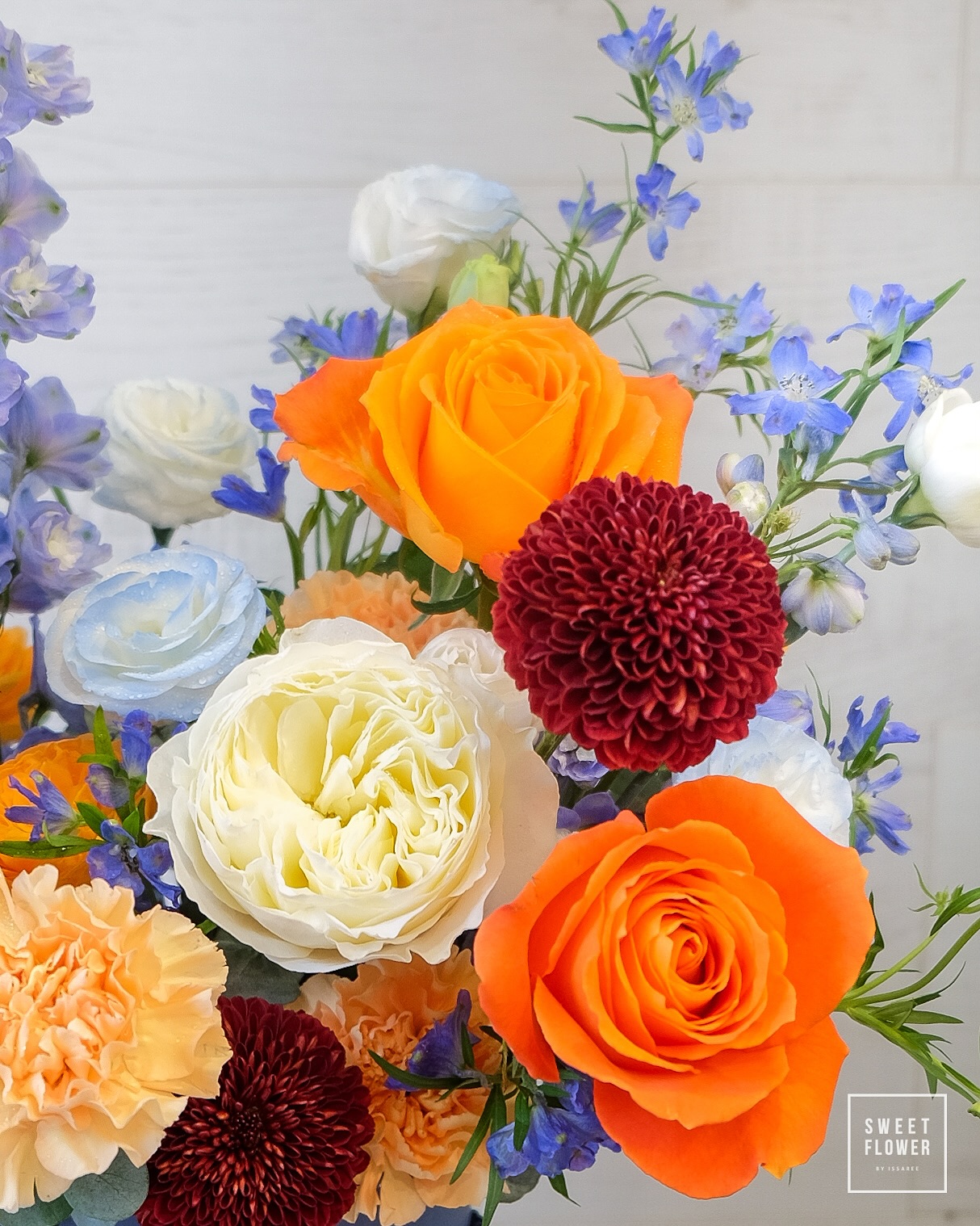 กล่อง หลากสี สดใส ดอกไม้หลัก กุหลาบ คาร์เนชั่น อื่นๆ — ผลงานร้านดอกไม้ Sweetflower by Issaree
