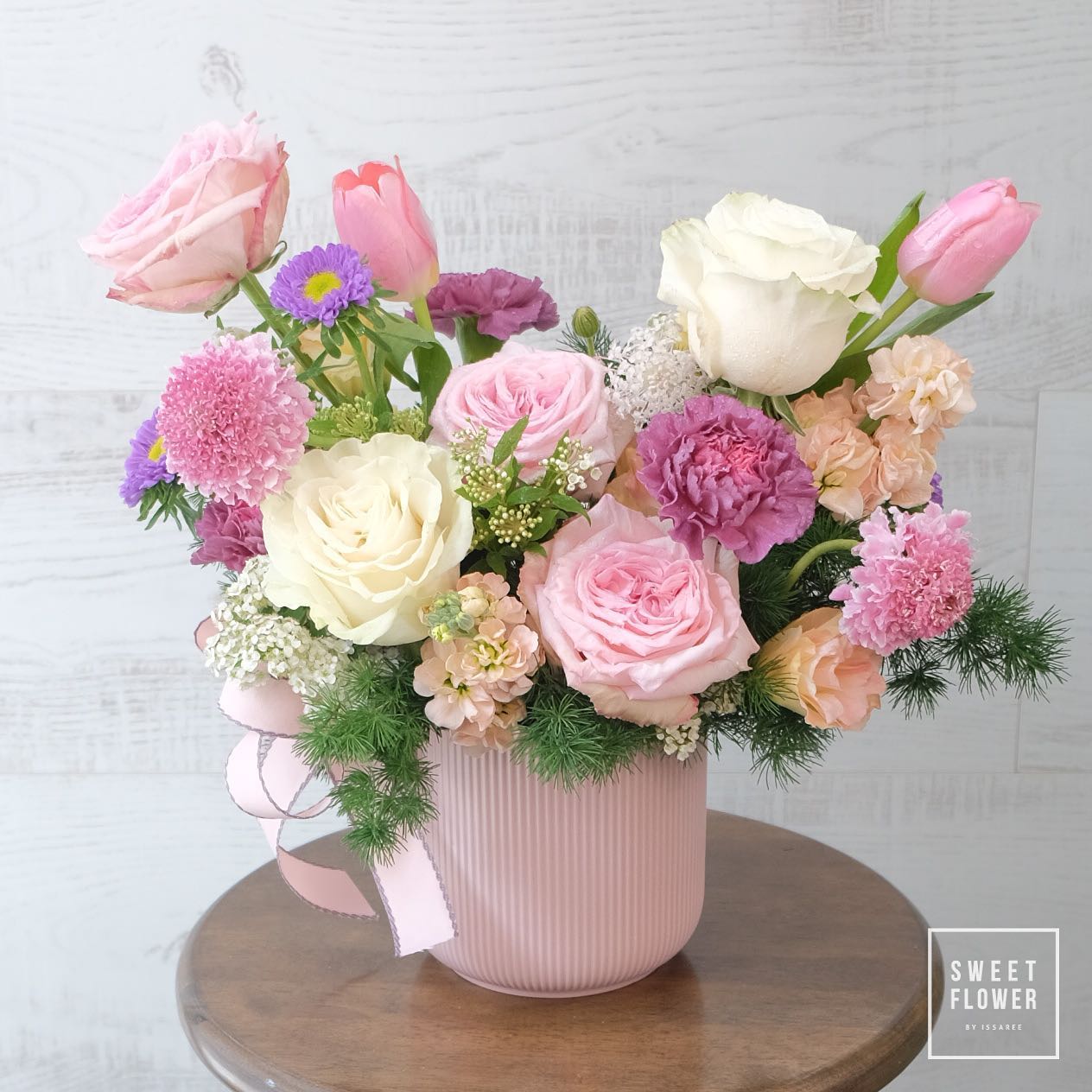 แจกัน พาสเทล หวาน ดอกไม้หลัก กุหลาบ ทิวลิป คาร์เนชั่น — ผลงานร้านดอกไม้ Sweetflower by Issaree