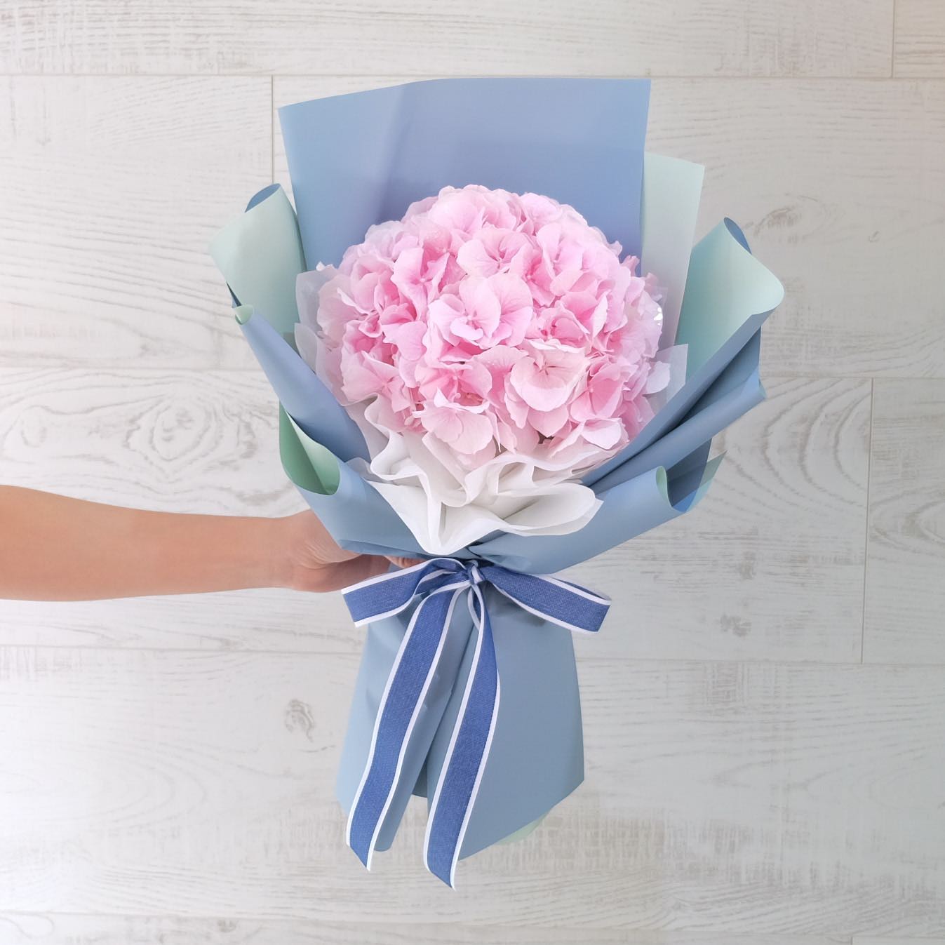 ช่อ พาสเทล หวาน ดอกไม้หลัก ไฮเดรนเยีย ยูคาลิปตัส/ใบไม้ — ผลงานร้านดอกไม้ Sweetflower by Issaree — ภาพที่ 2 จาก 2