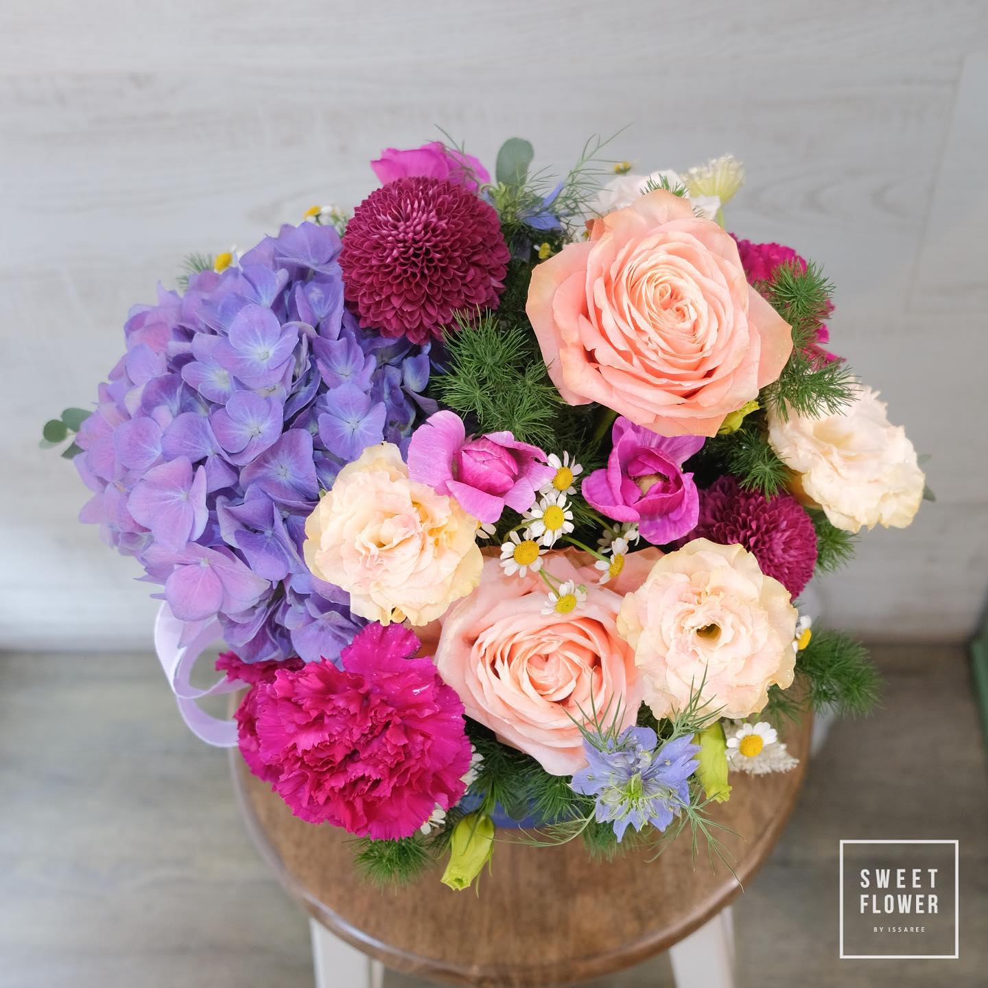 กล่อง หลากสี หวาน ดอกไม้หลัก ไฮเดรนเยีย คาร์เนชั่น กุหลาบ — ผลงานร้านดอกไม้ Sweetflower by Issaree — ภาพที่ 2 จาก 4