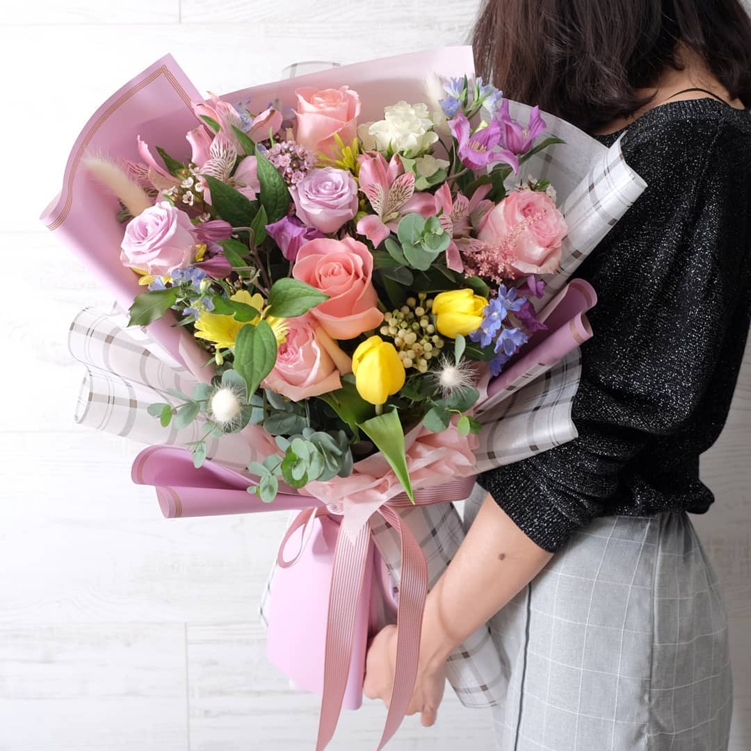 ช่อ หลากสี หวาน ดอกไม้หลัก กุหลาบ ทิวลิป ลิลลี่ — ผลงานร้านดอกไม้ Sweetflower by Issaree — ภาพที่ 1 จาก 1