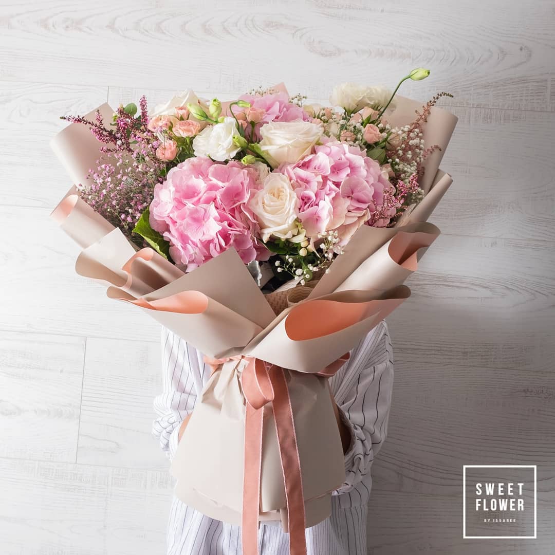 ช่อ พาสเทล หวาน ดอกไม้หลัก ไฮเดรนเยีย กุหลาบ คาร์เนชั่น — ผลงานร้านดอกไม้ Sweetflower by Issaree